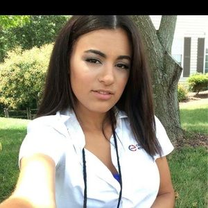 Meet your Posher, Larissa